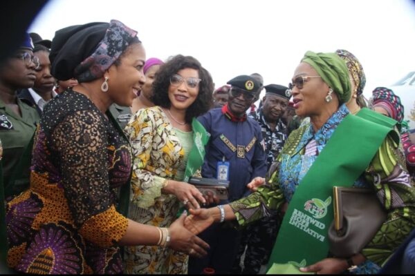 The wife of Abia state Governor, Mrs. Priscilla Otti (L) and Wife of the President, Senator Oluremi Tinubu