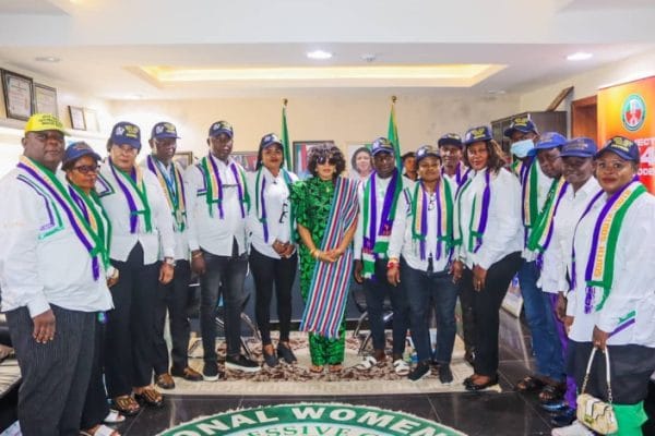 Mrs. Mary Alile Idele, the All Progressives Congress, APC, National Women Leader in a group photograph with South-South Youth Peace Mission, SSYPM